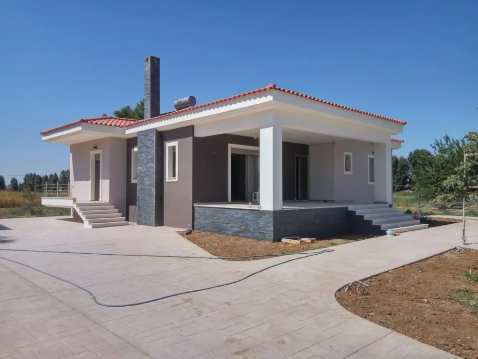 Ισόγεια μονοκατοικία με επένδυση πέτρας και πλακόστρωτη αυλή