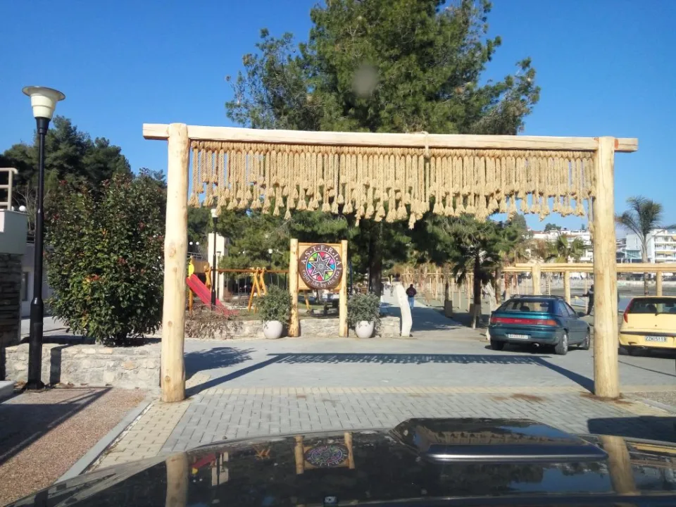 Ξύλινη αψίδα εισόδου σε beach bar