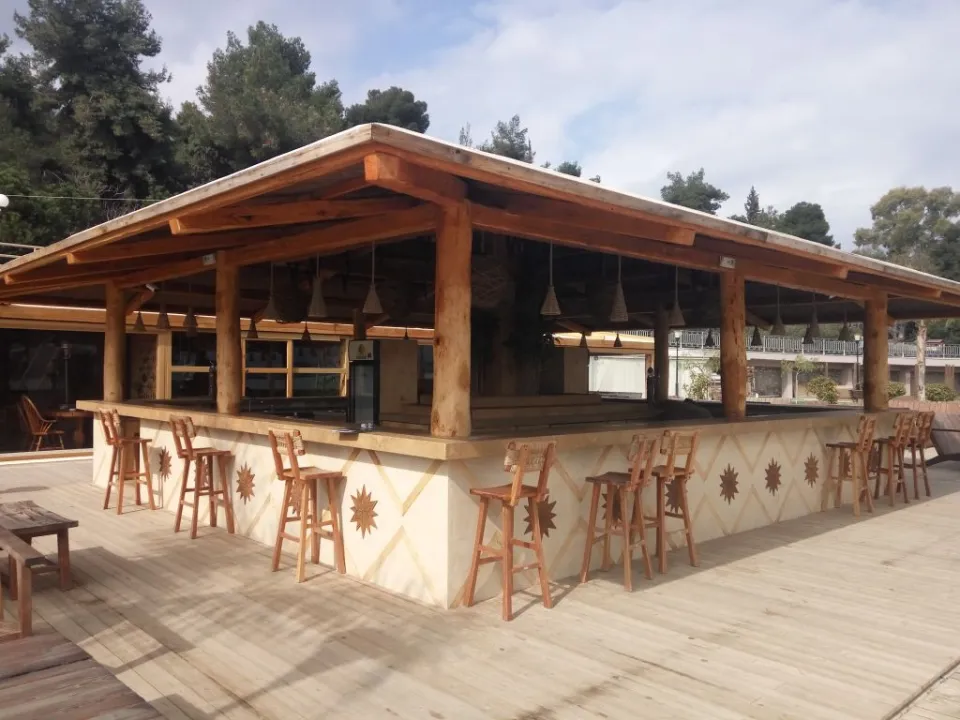 Ξύλινο στέγαστρο beach bar με μπαρ και σκαμπό
