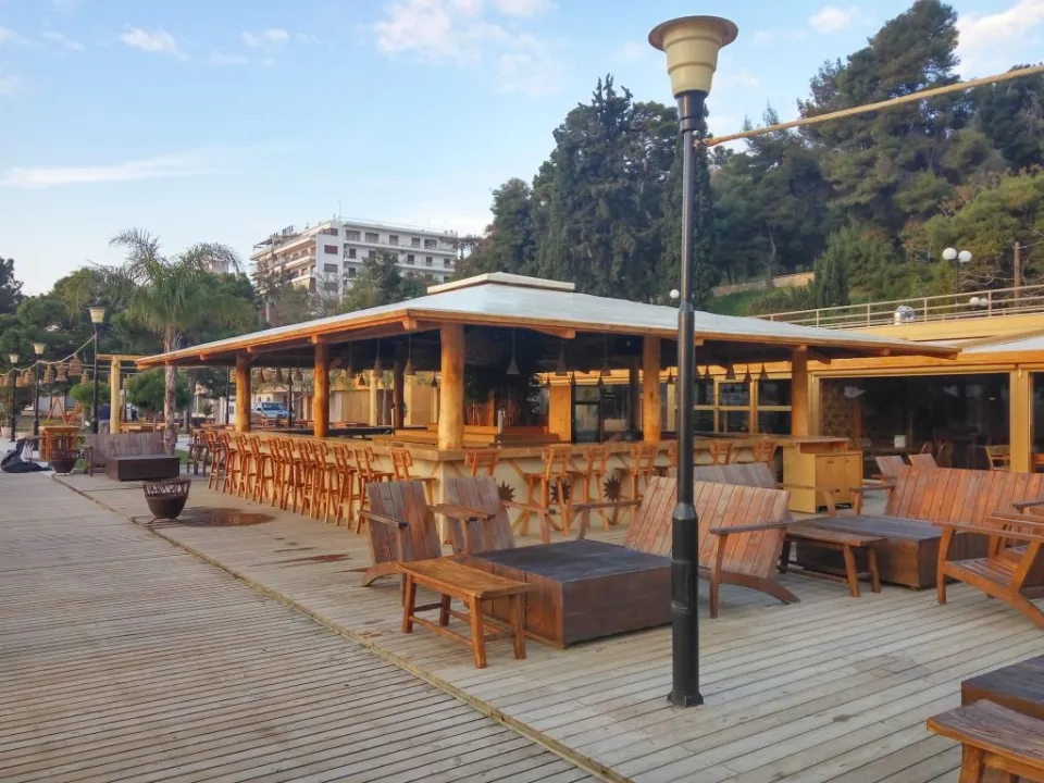 Beach bar με ξύλινη κατασκευή και ξύλινο deck