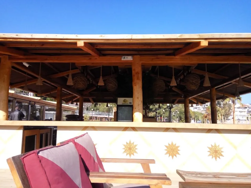 Ξύλινη πέργκολα σε beach bar