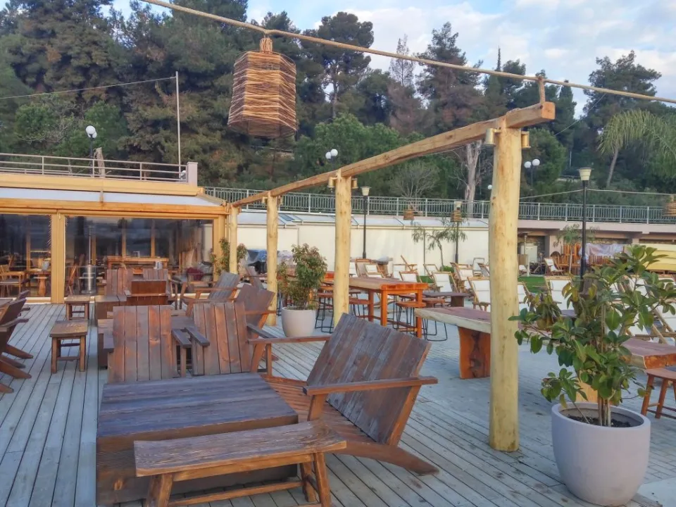 Ξύλινο deck και πέργκολα σε beach bar