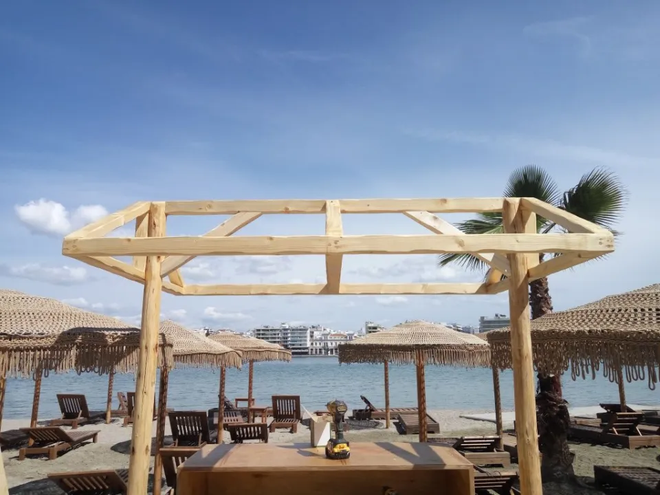 Ξύλινη πέργκολα σε παραλία