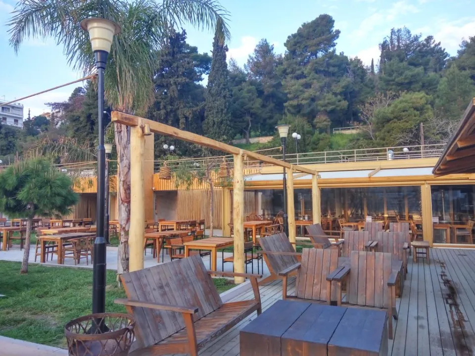 Ξύλινο deck με έπιπλα σε beach bar