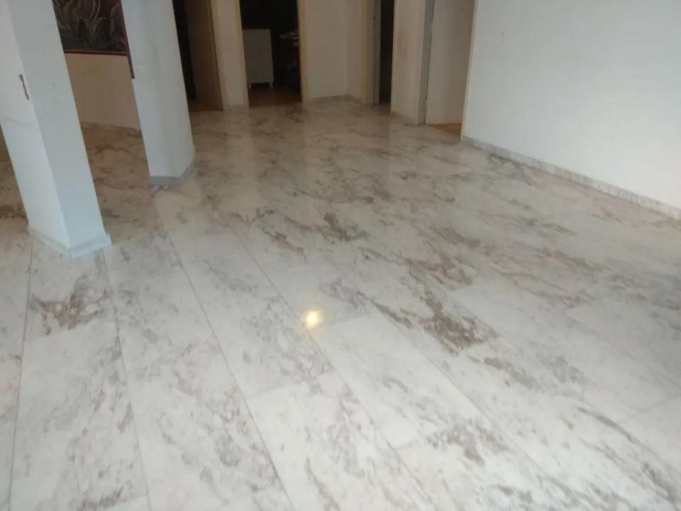 Δάπεδο σαλονιού με γυαλιστερό πλακάκι τύπου μαρμάρου
