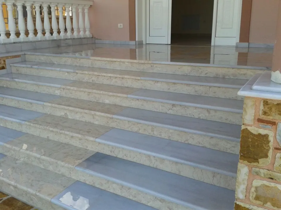 Μαρμάρινη σκάλα εισόδου μονοκατοικίας