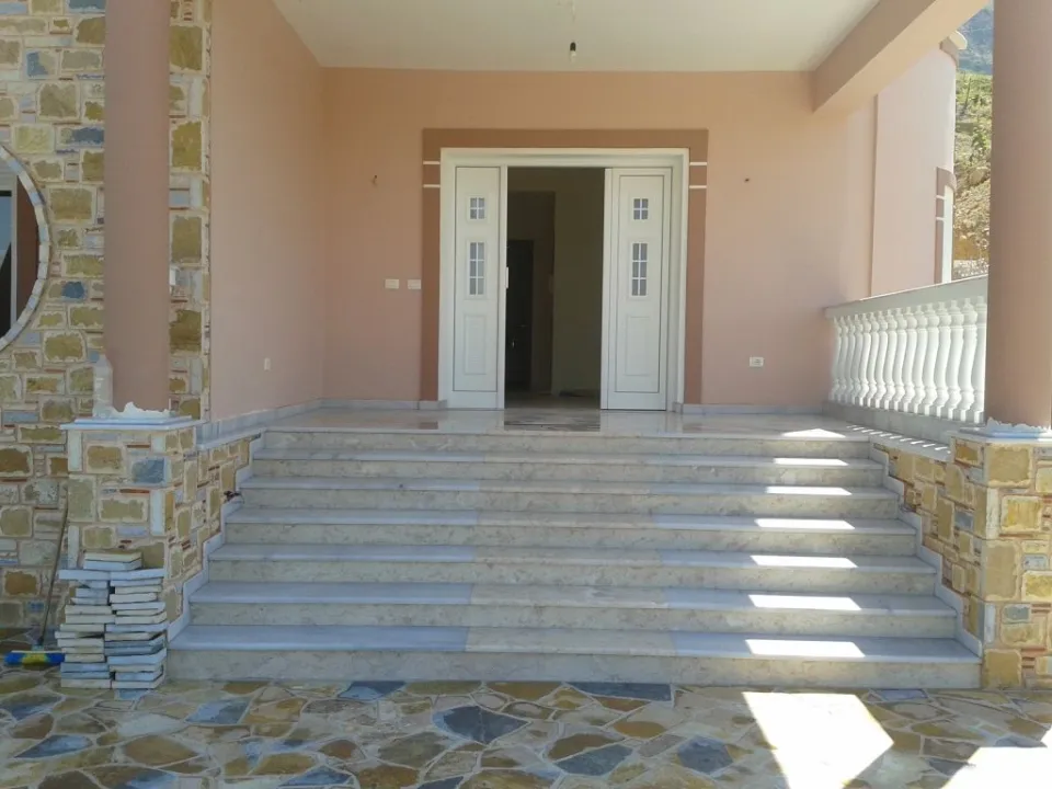 Μαρμάρινη σκάλα εισόδου με πέτρινη επένδυση