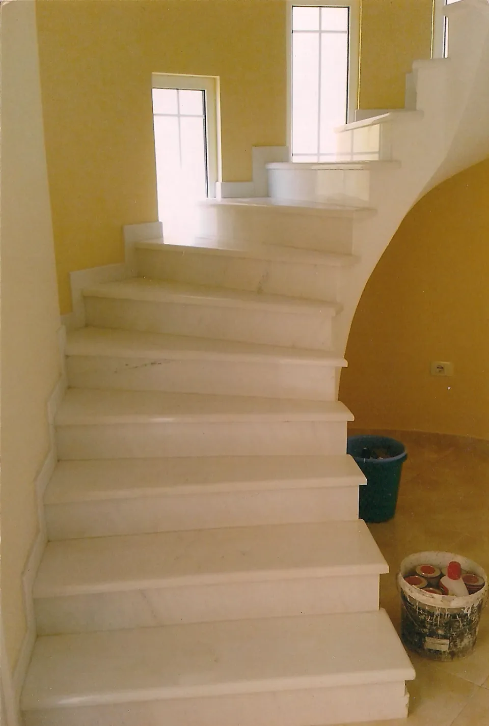 Εσωτερική μαρμάρινη σκάλα σε καμπύλη