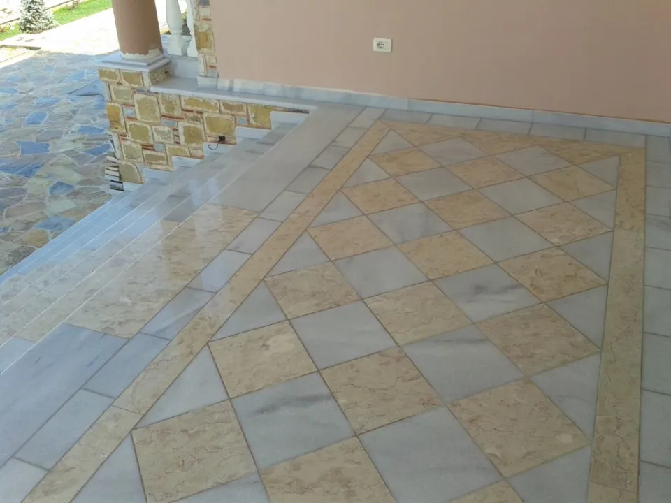 Δάπεδο βεράντας από μάρμαρο σε σχέδιο σκακιέρας