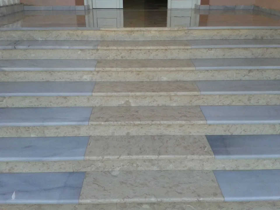 Μαρμάρινα σκαλοπάτια σε δίχρωμο σχέδιο
