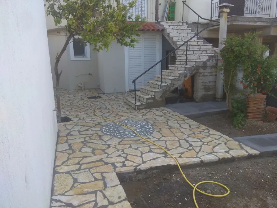 Αυλή με πλακόστρωτο από ακανόνιστη πέτρα και πέτρινη σκάλα