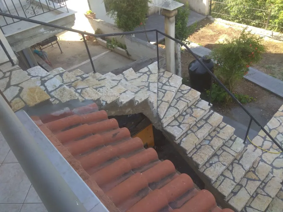 Πέτρινη σκάλα κήπου και πλακόστρωτο από ακανόνιστη πέτρα