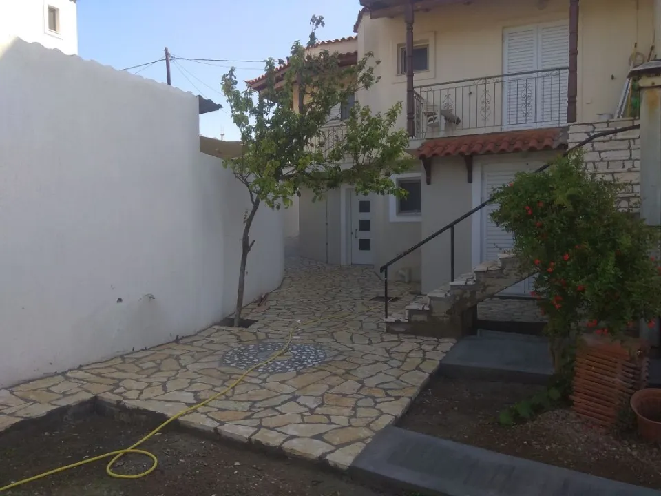 Αυλή με ακανόνιστη πέτρα και εξωτερική σκάλα
