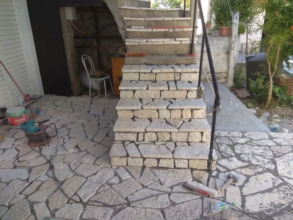Εξωτερική πέτρινη σκάλα και πλακόστρωτο