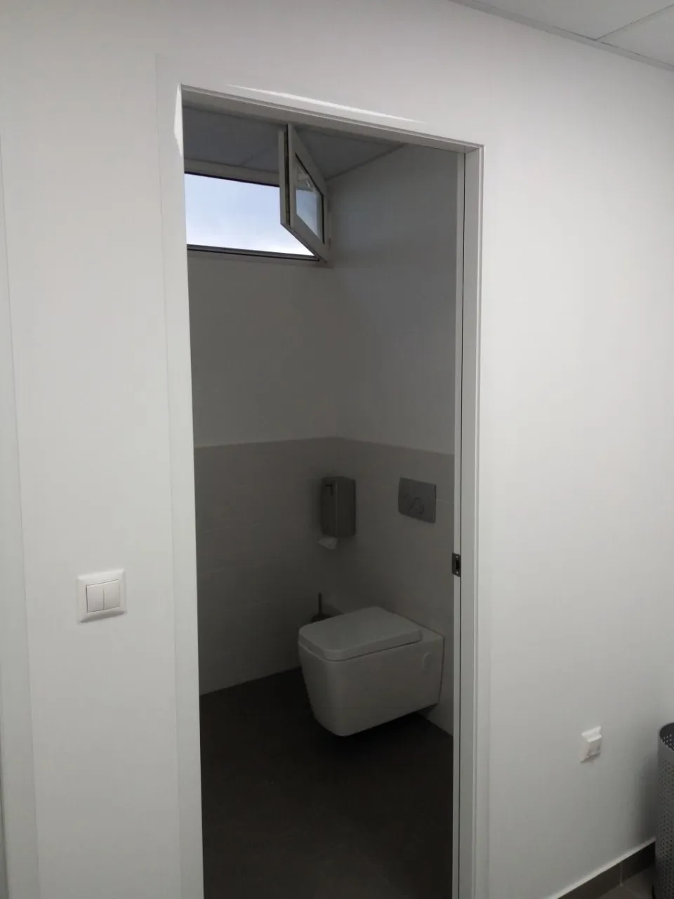 WC με κρεμαστή λεκάνη και πλακάκια μεγάλων διαστάσεων