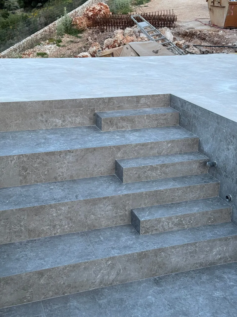 Εξωτερική σκάλα με πλακάκι τύπου πέτρας