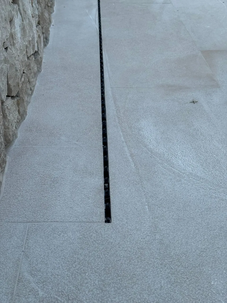 Πλακάκι εξωτερικού χώρου με κανάλι απορροής