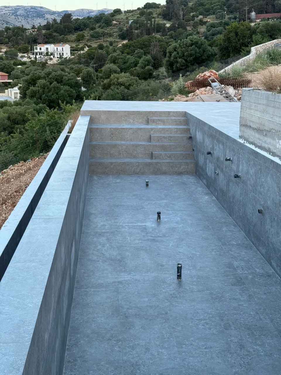 Πισίνα με επένδυση από πλακάκι τύπου πέτρας