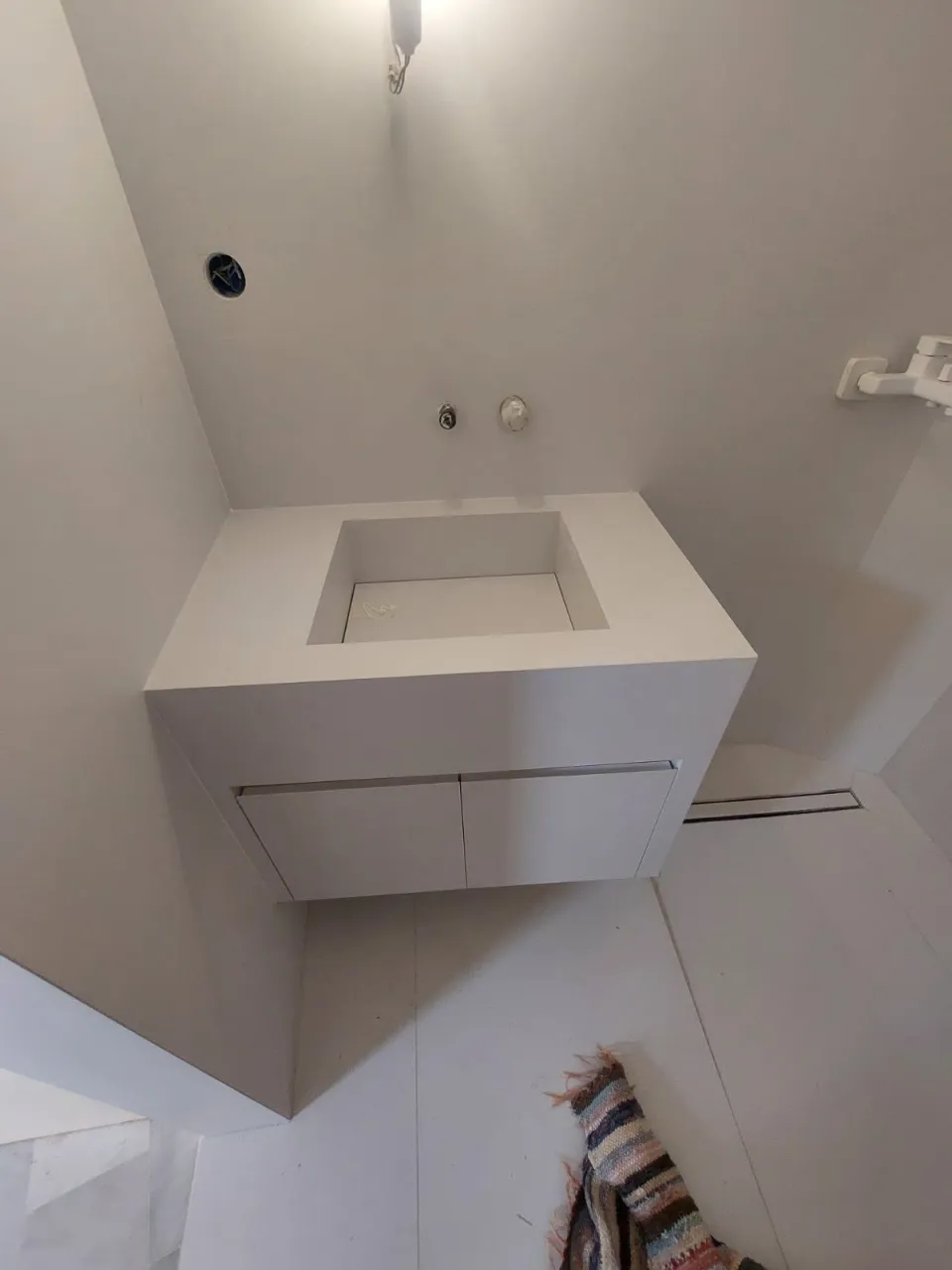 Κτιστός νιπτήρας σε μικρό WC