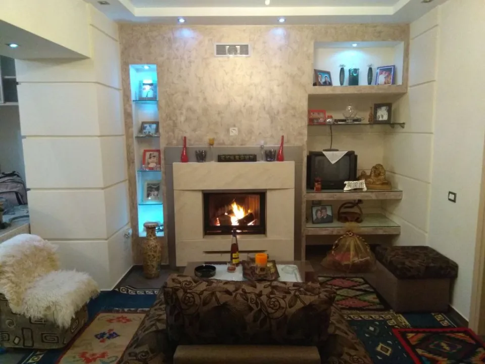 Σαλόνι με τζάκι και ράφια από γυψοσανίδα με κρυφό φωτισμό