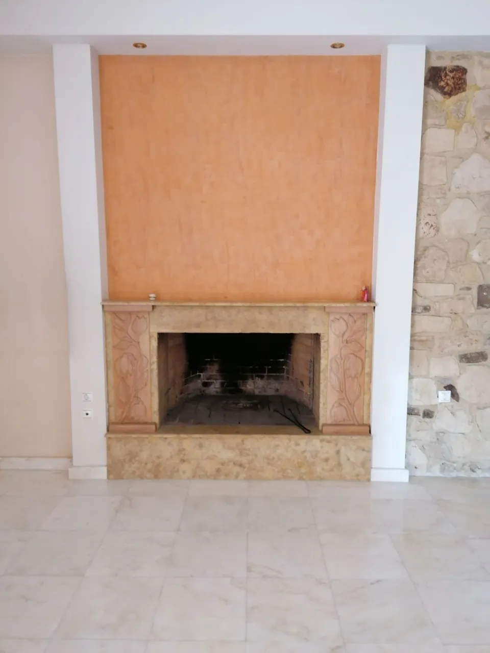 Κλασικό τζάκι με μαρμάρινη επένδυση